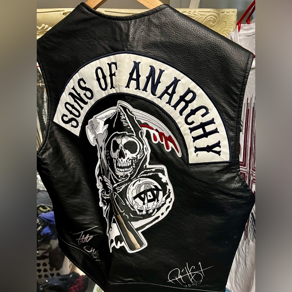 Sons of Anarchy 🎉HOST PICK🎉Fans signed cut and helmet from Chibbs  and Opi